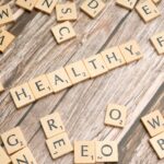 “정보 홍수 속에서 내 몸을 지키는 법”… 운동 정보의 선별 능력이 실력이다 scrabble tiles spelling out the word healthy on a wooden surface