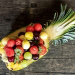 즐겁게 다이어트하는 신선한 방법, ‘식물 기반 식단’ 시도해보세요! A pineapple filled with lots of different types of fruit