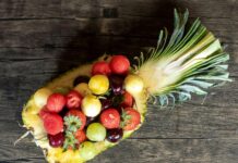 즐겁게 다이어트하는 신선한 방법, ‘식물 기반 식단’ 시도해보세요! A pineapple filled with lots of different types of fruit