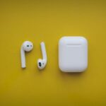 스트레스, 내 일상 속에서 지혜롭게 풀어낼 수 있다 white apple airpods on yellow surface