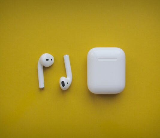 스트레스, 내 일상 속에서 지혜롭게 풀어낼 수 있다 white apple airpods on yellow surface