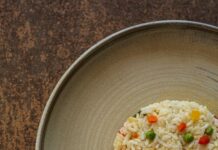 내 몸을 위한 식단 관리, 실생활에서 쉽게 시작하는 최신 트렌드 a plate of rice with vegetables