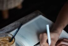 내 마음 챙기기, 일상 속 ‘마음 건강’ 실천법이 뜬다 person writing on book