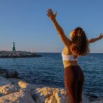 ‘뇌건강 지키는 라이프스타일’…실천 가능한 일상 루틴이 주목받는다 woman in white sports bra and black bottoms standing on seashore