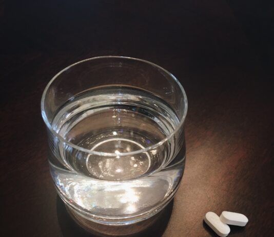 “식단+보충제, 건강 지키는 새로운 습관으로 자리잡다” two oval white medication tablets on brown surface