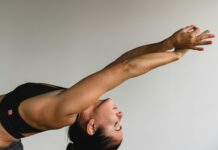 “내 몸에 딱 맞는 운동”… 필라테스, 생활 속 건강관리 트렌드로 자리잡다 woman stretching arms