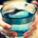 “바쁜 직장인, 건강 지키는 ‘마이크로 루틴’ 인기… 5분 습관이 만든 변화” full drinking glass