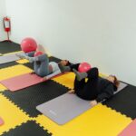 코어 마스터: 전신 밸런스의 핵심, 파워하우스를 재건축하라 a group of people doing yoga in a room