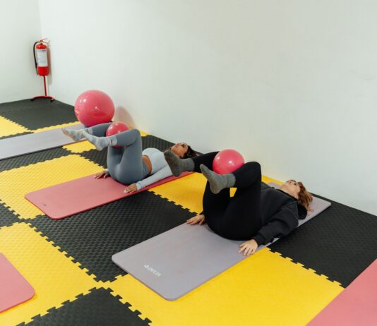 코어 마스터: 전신 밸런스의 핵심, 파워하우스를 재건축하라 a group of people doing yoga in a room