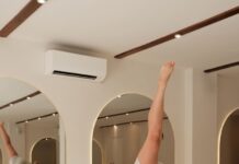 애플힙 프로젝트: 처진 엉덩이를 끌어올리는 중둔근 타격법 Woman does a pilates exercise on a reformer.