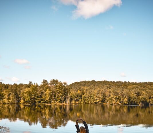 일상 속 작은 변화가 만드는 직장인 건강 트렌드…실천 가능한 루틴에 주목 a woman standing on a rock near a body of water