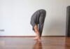 “유연함이 곧 강함이다”… 관절의 수명을 늘리는 ‘가동성 훈련’ a man doing a handstand on a hard wood floor