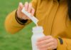 “내 몸에 맞는 영양, 일상 속 똑똑하게 챙기기” Person pouring powder into a water bottle
