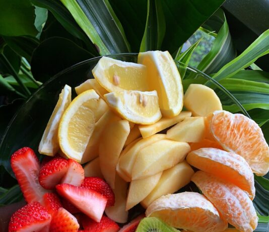 “영양제 전성시대, 똑똑하게 챙기는 실생활 건강 루틴” sliced strawberries and sliced apples