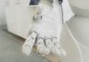 나만의 맞춤 건강관리, AI가 도와준다 closeup photo of white robot arm