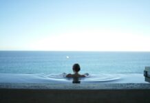 웰니스 문화, 내일을 위한 나만의 건강 루틴 찾기 woman in water pool