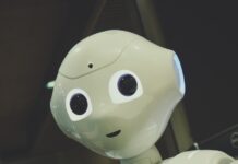 AI 기반 건강 관리, 일상 속 똑똑한 건강 습관으로 자리 잡는다 white robot toy holding black tablet