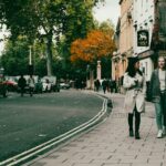 “식사 후 10분이 평생 건강을 결정한다”… 혈당 스파이크 잡는 ‘가성비 운동’의 정체 a couple of people walking down a street