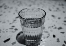 “마시는 건강관리” 수분 섭취, 생활 속 작은 변화로 큰 효과 clear drinking glass on white and black textile