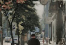 짧고 가볍게, 산책이 바꾼 건강한 하루…일상 속 걷기 열풍 man in black hoodie walking on sidewalk during daytime