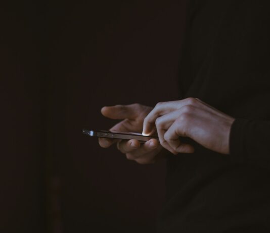 만성피로, 일상의 작은 변화에서 답을 찾다 silhouette photo of person holding smartphone