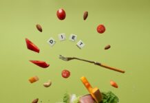 내 몸에 맞는 영양, 꾸준함이 답… 새 트렌드는 ‘개인별 맞춤 루틴’ a piece of lettuce, carrots, tomatoes, and a fork are