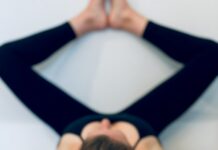 골반의 휴식: 하체 비만의 근본 원인, 틀어진 골반을 위한 ‘나비 자세’ woman in black tank top lying on bed