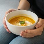 한 끼도 ‘마음챙김’… 요즘 뜨는 슬로우푸드 실천법 Person holding a bowl of creamy pumpkin soup