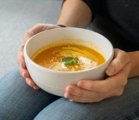 한 끼도 ‘마음챙김’… 요즘 뜨는 슬로우푸드 실천법 Person holding a bowl of creamy pumpkin soup