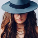 건강한 모발, 습관이 만든다…요즘 뜨는 헤어 루틴 5가지 portrait photo oof woman wearing gray cowboy hat