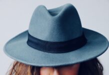 건강한 모발, 습관이 만든다…요즘 뜨는 헤어 루틴 5가지 portrait photo oof woman wearing gray cowboy hat