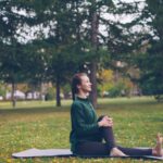 바쁜 일상 속 건강 지키기, 직장인을 위한 맞춤형 생활 루틴 Woman practicing yoga on mat in park