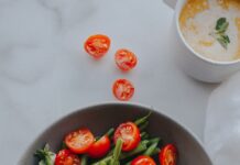 “만성피로, 내 몸의 신호를 듣고 생활 루틴부터 바꿔보세요” bowl of vegetables