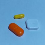 영양제 과유불급의 함정, 건강을 채우려다 오히려 간을 지치게 하는가 A group of three pills sitting next to each other