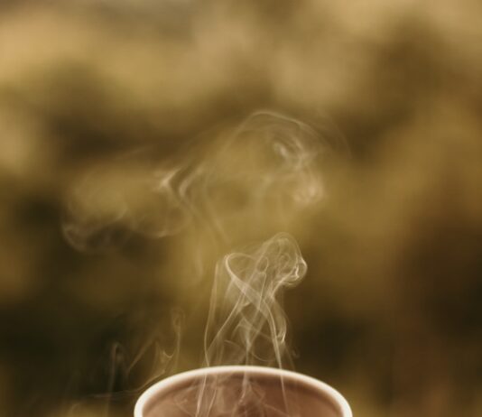 만성피로, 바쁜 일상 속 작지만 확실한 변화로 개선한다 a steaming cup of coffee sitting on top of a wooden table