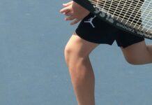 중장년의 생존 근육, 스쿼트 100개보다 중요한 ‘기능적 근력’의 비밀 a man holding a tennis racquet on top of a tennis court