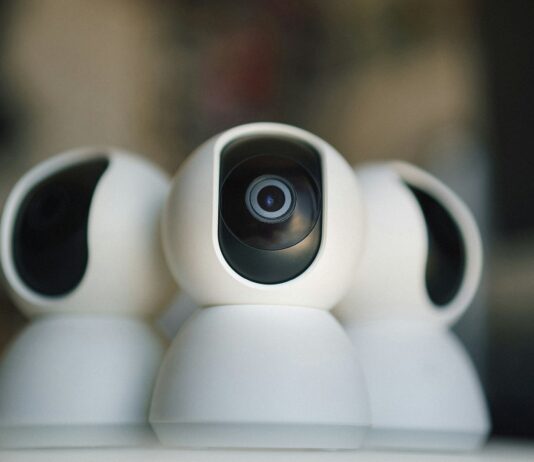 일상 속으로 스며드는 AI 건강 관리…똑똑하게 건강 챙기는 실천법 A close up of a camera on top of a table