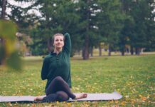 일상 속 ‘작은 변화’가 만드는 큰 차이, 실천하는 정신건강 루틴 Woman practicing yoga on mat in park