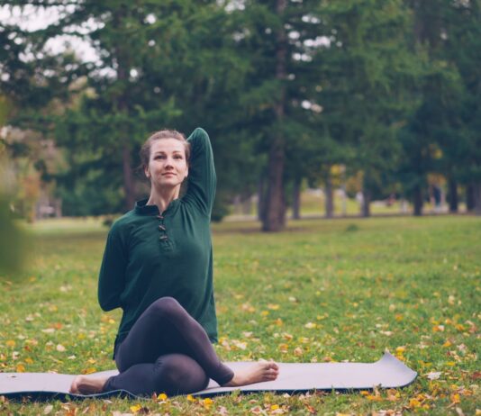 일상 속 ‘작은 변화’가 만드는 큰 차이, 실천하는 정신건강 루틴 Woman practicing yoga on mat in park