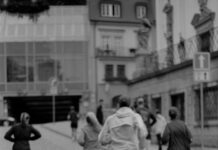 “직장인의 건강, 작은 변화에서 시작된다” a group of people running down a brick road