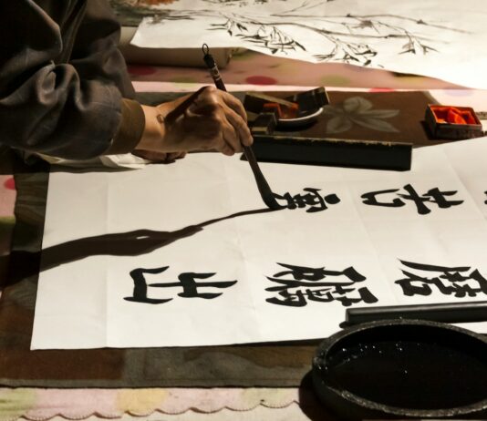“뇌건강, 작은 실천부터 시작하세요” – 일상 속 쉽게 따라하는 뇌건강 루틴 person doing kanji calligraphy