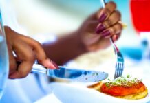 바쁜 일상 속 웰니스, 더 쉽고 자연스럽게 실천하는 건강 문화 person eating food