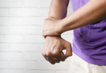 “이유 없는 통증, 범인은 내 몸속 ‘만성 염증’이다”… 만병의 근원을 뿌리 뽑는 법 person holding hands of another person