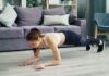 ‘마이크로워크아웃’ 열풍, 짧고 자주 움직이기가 건강한 일상 만든다 a woman is doing push ups on the floor