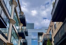 바쁘고 지친 일상 속 ‘마음챙김 걷기’ 열풍…실천 방법과 일상에 녹이는 팁 a street between buildings