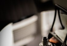 만성피로, 생활 속 ‘겹겹 피로’ 해소법 찾기 a cell phone sitting on top of a table