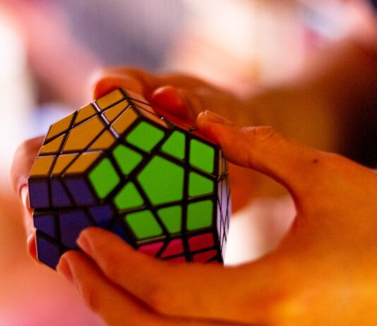 스마트 뇌건강 실천법, 일상 속 작은 변화로 시작하세요 3 x 3 rubiks cube