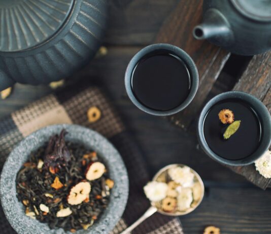 바쁜 일상 속 대체요법, 내 몸을 돌보는 새로운 건강 습관 되다 photo of teacup with coffees