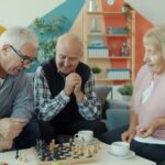 일상에서 뇌 건강 지키기, ‘작은 실천’이 만든 큰 변화 Seniors playing chess together on a sofa.