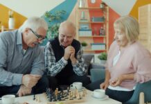 일상에서 뇌 건강 지키기, ‘작은 실천’이 만든 큰 변화 Seniors playing chess together on a sofa.